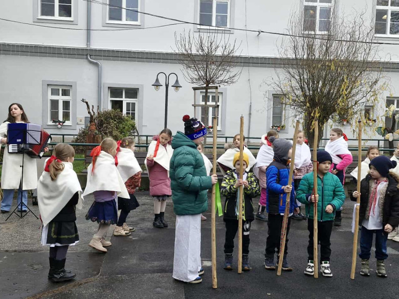 Vianočné vystúpenie a darčeky od detí zo ZŠ Báhoň